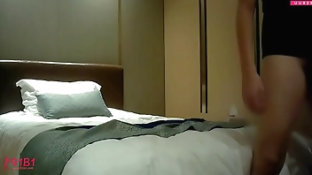 长腿黑丝海拔超高模特参加完车展送回家中半推半就上了她