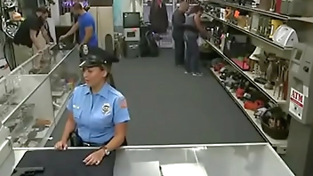 Policial fodendo na loja do sexo