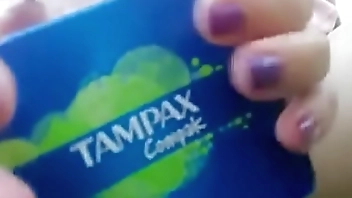 Video veramente rischioso mi cambio un assorbente interno in un garage di un mio vicino