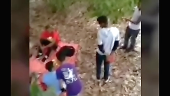 Estudantes perdidos na floresta