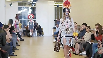 model forget to wear panties in fashion show