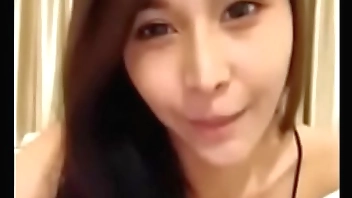 ไลฟ์สดสาวน้อยน่ารักโชว์นม