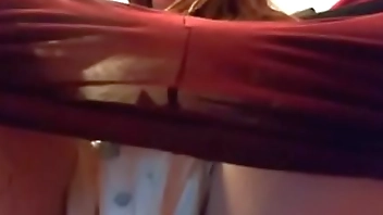 Giocare con tampax e pannoloni pieni di piscio e squirting