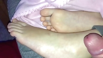 Wichse mir einen auf die Füße meiner s. Freundin