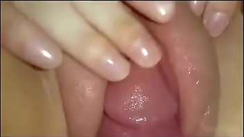 Rozando el coño de mi hermana