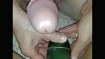 Arrombando a buceta da minha putinha com um pepino gigante!