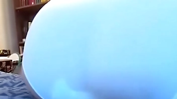 Scoregge puzzolenti dentro a queste mutandine bianche tutte da leccare