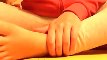 Una bellissima raccolta di video di piedi tutti sporchi e sudati per il tuo piacere