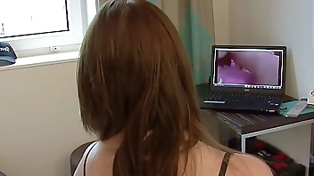 Bruder erwischt Stief Schwester beim Porno gucken und fickt