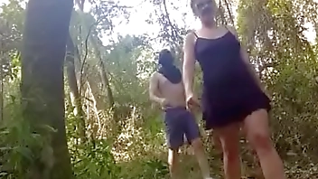 Cặp đôi sinh viên chịch nhau trong rừng trong buổi dã ngoại