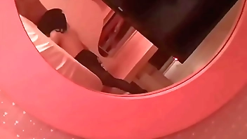 黑丝开档小母狗，躲在胯下吃鸡巴