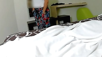 mi madrastra me dijo que la llevara a un  motel para bañarse e ir con unas amigas, pero ella realmente quería cojer