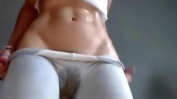 Arrecha se soba la conchita hasta quedar mojada