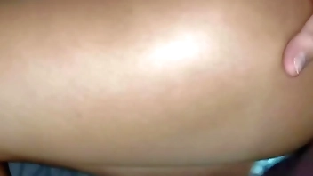 colegiala nalgona se fue de fiesta y su padrastro la visita durante la noche