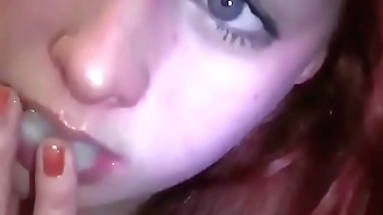 Ruiva casada brincando com a porra na boca