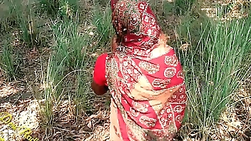 देसी भाभी की जंगल मे चुदाई