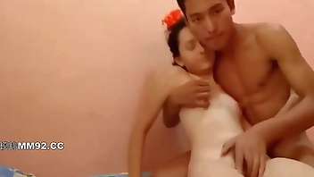 香港某貴族藝術院校高顏值混血美女與外籍狂野帥氣男友日常啪啪打炮自拍 小夥皮膚黝黑幹的很生猛