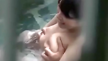 Em vú to khủng đi suối nước nóng