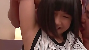 スーパーエロティックボディーを縛られ身動きできない状態でイタズラされちゃうまりちゃんは敏感なところにローターを当てられヨガり声が漏れちゃいます。