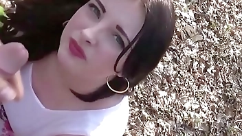 German Public - Deutsche Studentin Elisa in Berlin mitten im Park gefickt