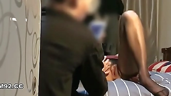 大卵哥酒吧泡个坐台小姐回家过夜穿着黑丝开档一边屌一边用手机自拍