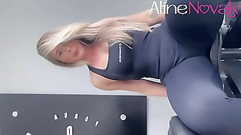Young blonde recorded her training and masturbated in the gym bathroom - alinenovak.com.br