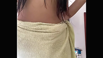 This innocent girl drops the towel. Spy camera. Tenns18